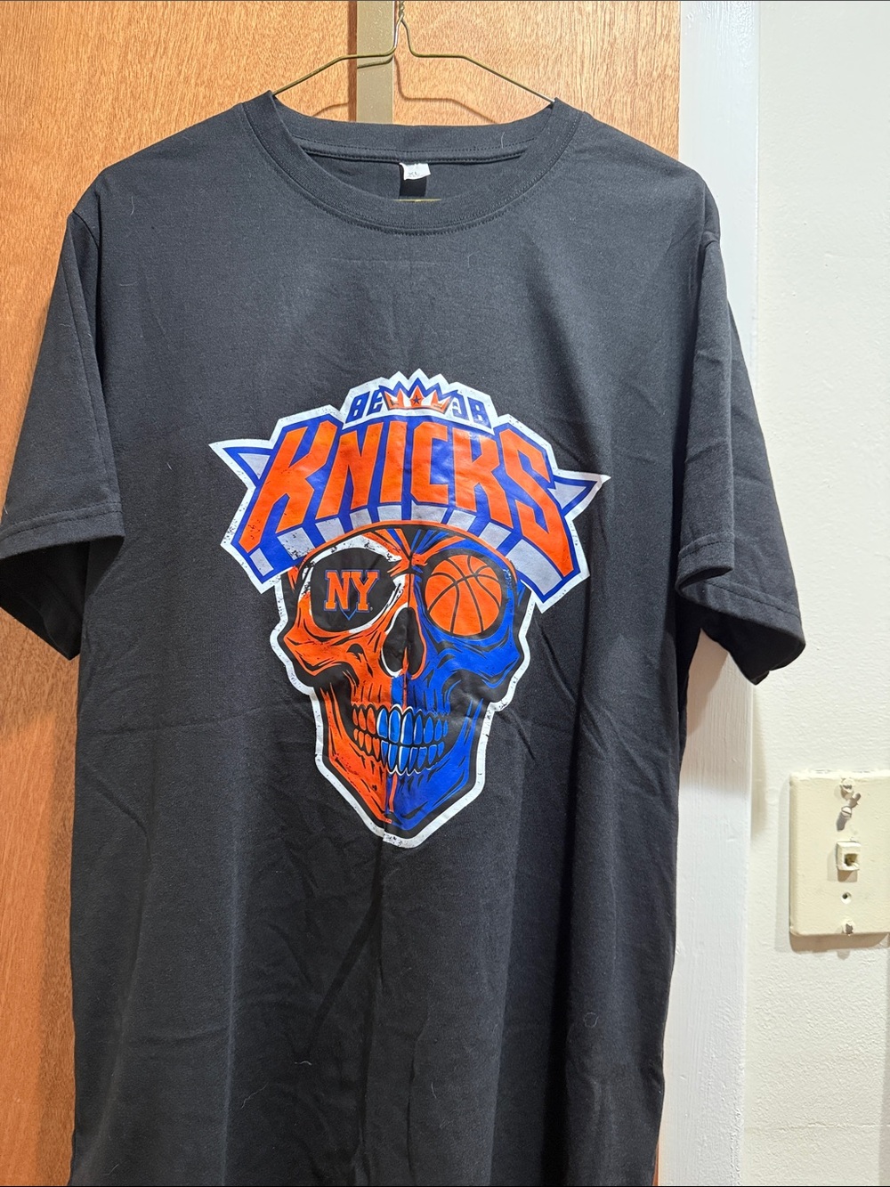 NY Knicks Women’s T shirt XL
